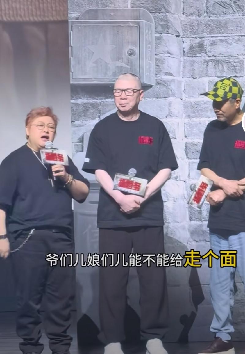 怎么大部分人都在批评韩红？我觉得她没错啊。为自己作曲的影片造势，喊大家去捧个场，
