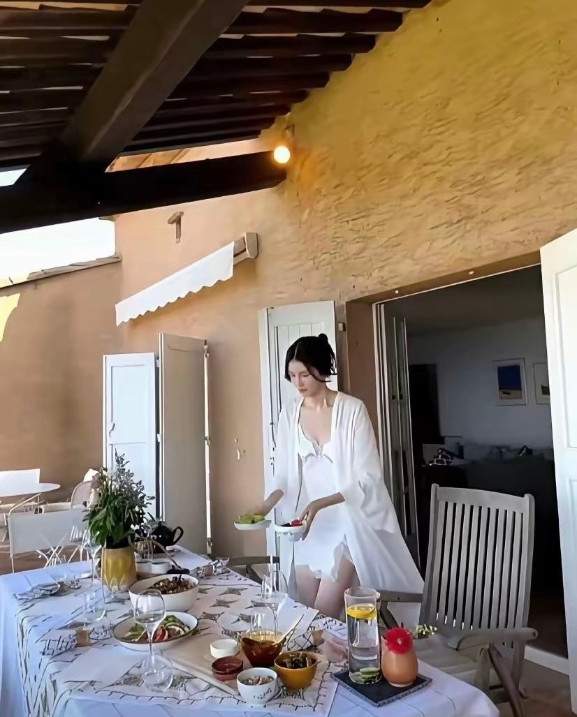 国际超模何穗做个饭都像在走秀,这样的穿着打扮难怪陈伟霆喜欢