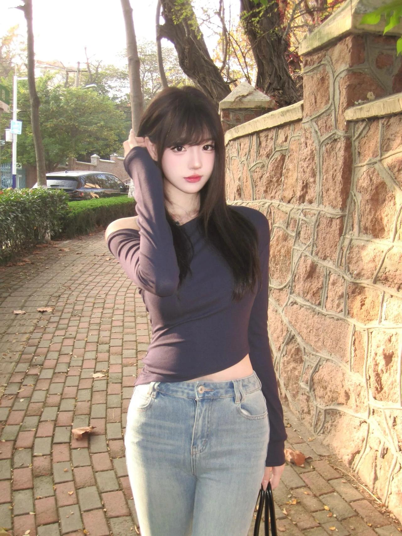 秋日午后，漫步在红砖小径，尽享宁静时光。🍂🍁🍂