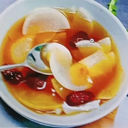 冬天又冷又干，喉咙干痒、容易上火的情况太常见了，这时候多喝炖汤就很有必要。石斛