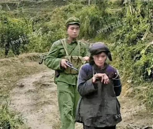 这是一张1979年老山战役期间的照片，照片中，一名越南女兵被我军俘虏后，采用了一