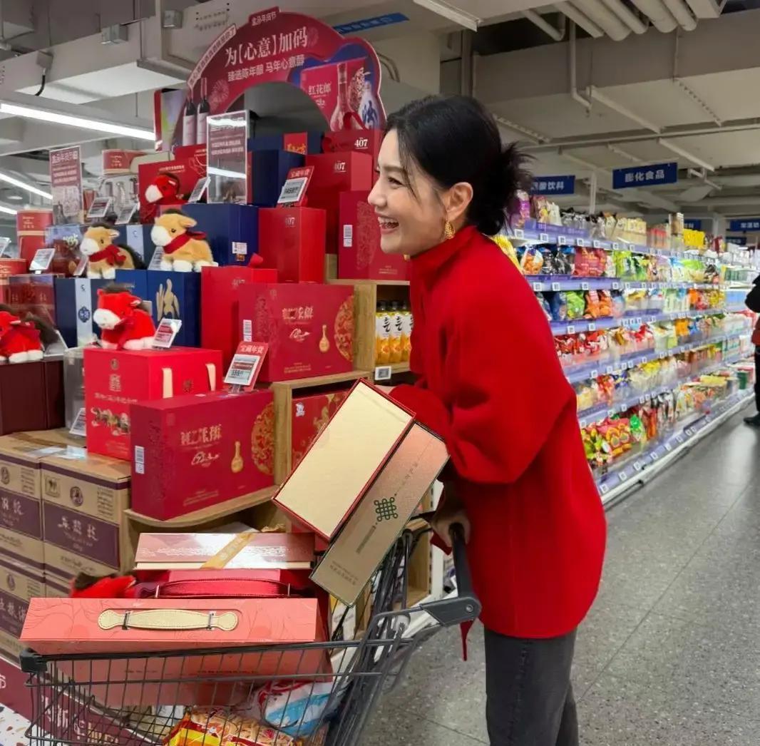 49岁胡可，超市里。羽绒服裹得像个团，那脸，浮肿得像刚哭过，眼袋垂着，能装下半