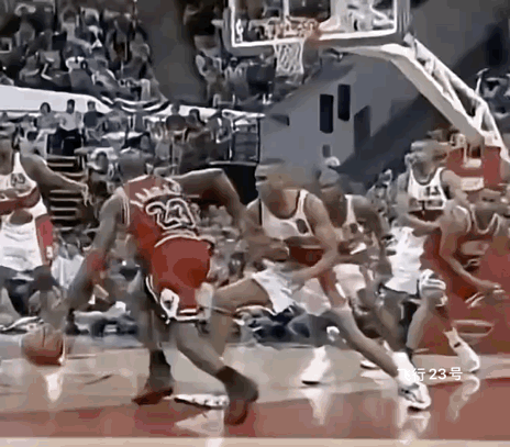 感受一下飞人乔丹的滞空能力！一次进攻乔丹和对手同时起跳。双方跳的差不多高吧！