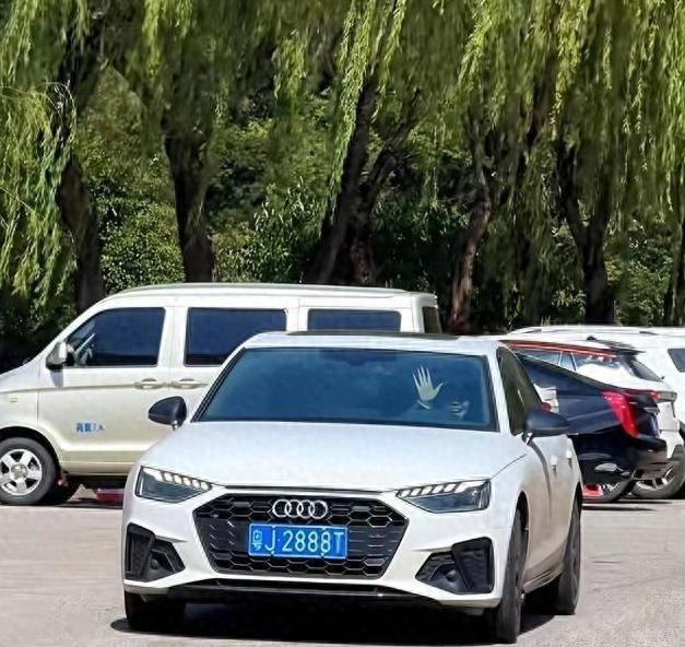 她居然"赖"在河南不肯走了！来自广东江门粤J2888T的车主李小姐，实际