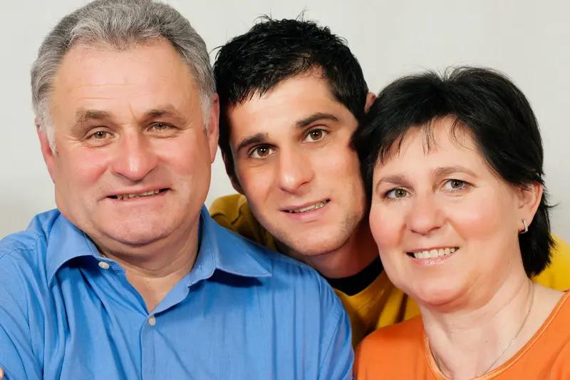 女婿喝醉酒找岳父哭诉媳妇的“不是”女婿喝醉酒找岳父岳母哭诉媳妇“不是”，这场景