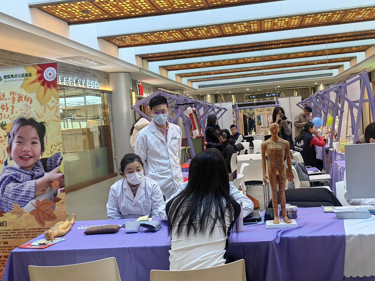 大多数人平时不能戒烟戒酒，可一旦生了病，烟戒了酒也戒了。就像孩子一样，大人的话