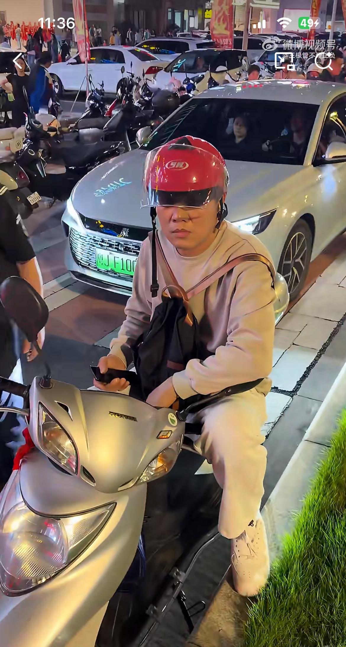 江门一男子电瓶车停在窄路上，导致后面车辆拥堵，通行缓慢。有人上前指责男子，叫他把