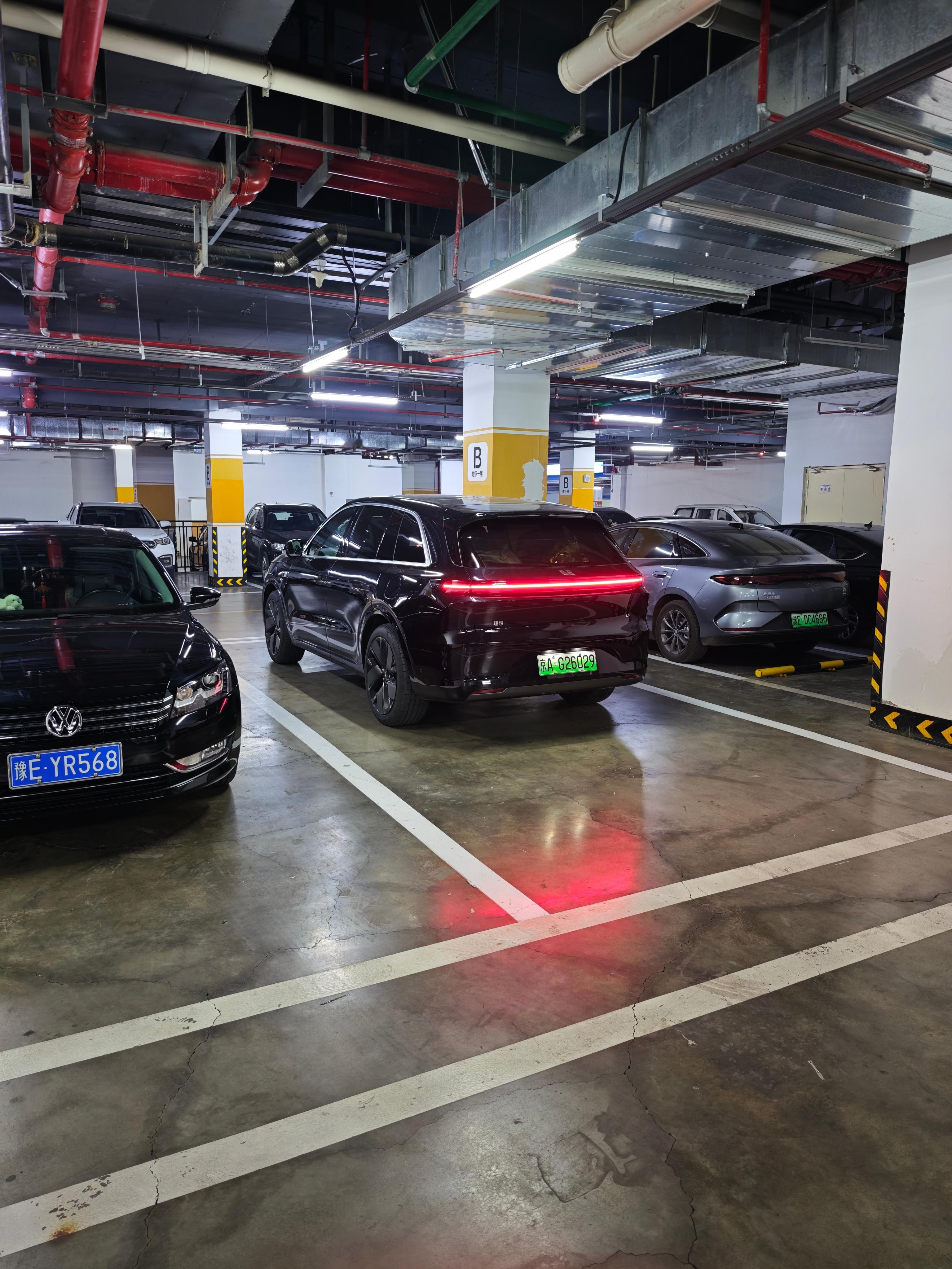 运气不错，遇到一个超级无敌大的车位，感觉横着能停5个剁椒鱼头