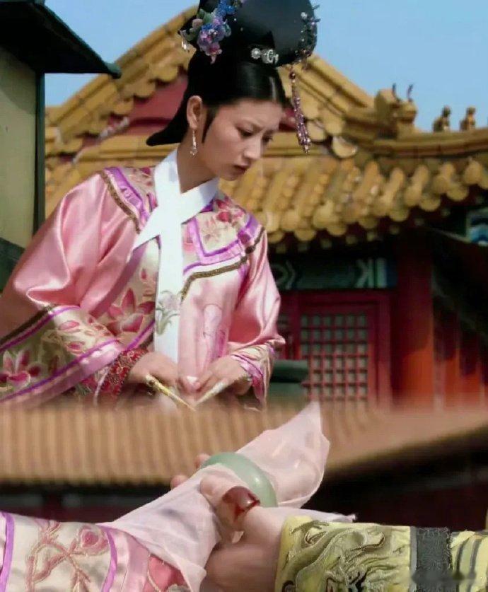 《甄嬛传》一直不明白沈眉庄为啥凭一个镯子就能复宠？？如果你要这么举例我可就太能感