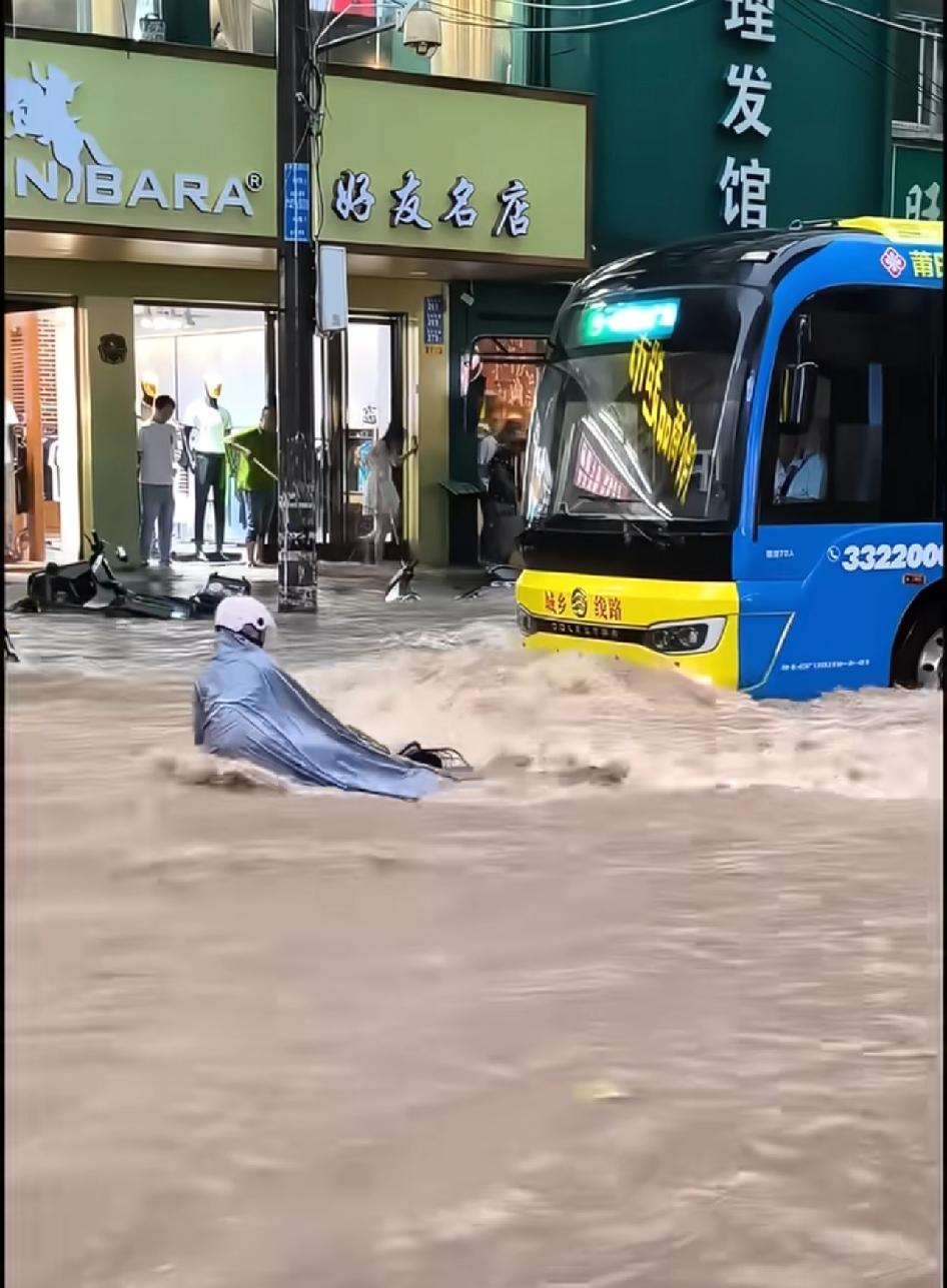 6.25莆田这雨下得太恐怖了但要说这么多雨量地球上任何国家都受不了，所谓的欧