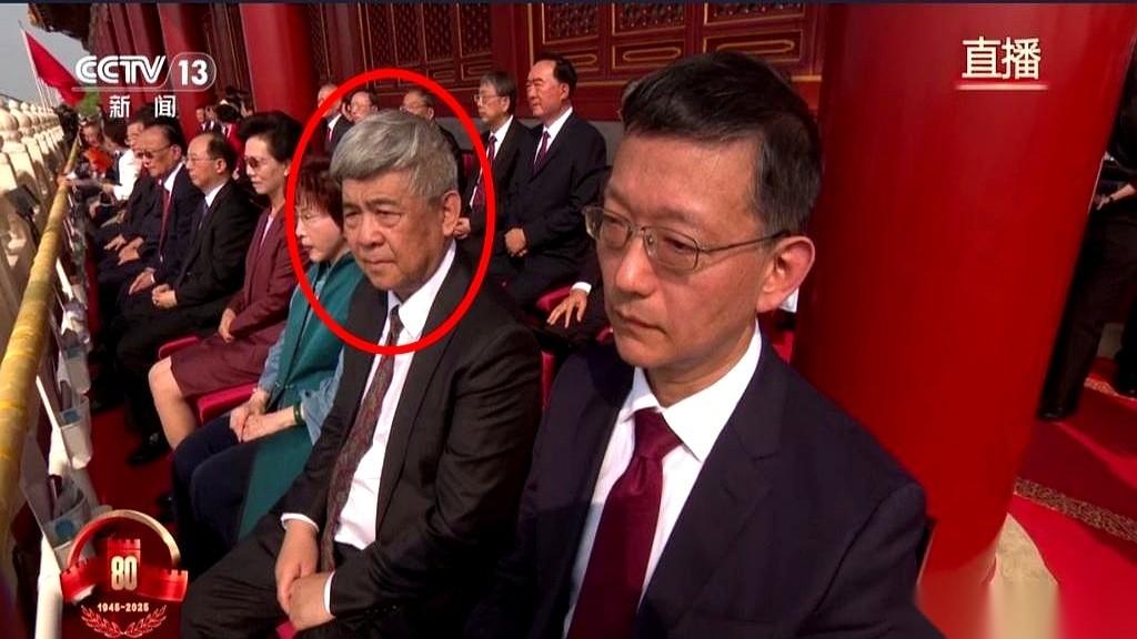 洪秀柱旁边，安安静静坐着一个老先生，气场特别沉。他就是车晴,是张自忠的外孙。