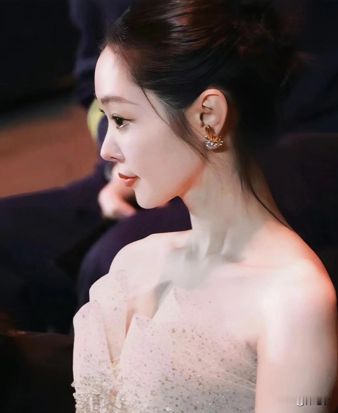 宋轶即使是穿得简简单单，就很白很好看，不能说特别的漂亮，就是小家碧玉像出水的芙蓉