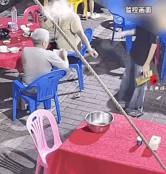 万万没想到。广东，顾客吃完饭结账，把钱扔在了地上，服务员弯腰把钱捡起回屋，本以为