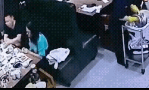 带别人老婆出来时，感觉风光无限，被打一顿之后，还不还手，估计两人不清不白，正常交