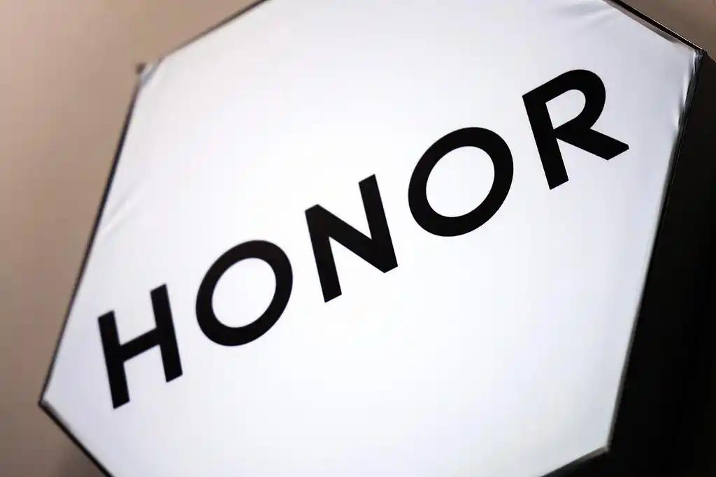 据媒体报道，从知情人士处获悉，荣耀正与字节跳动就“豆包手机”相关合作展开接洽。据