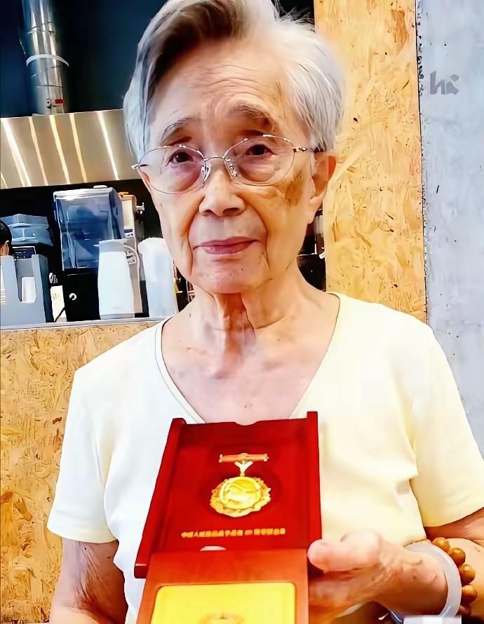 一枚纪念章，跨越海峡，落在了杜聿明将军之女杜致廉的手中。这枚小小的金属，分量却重