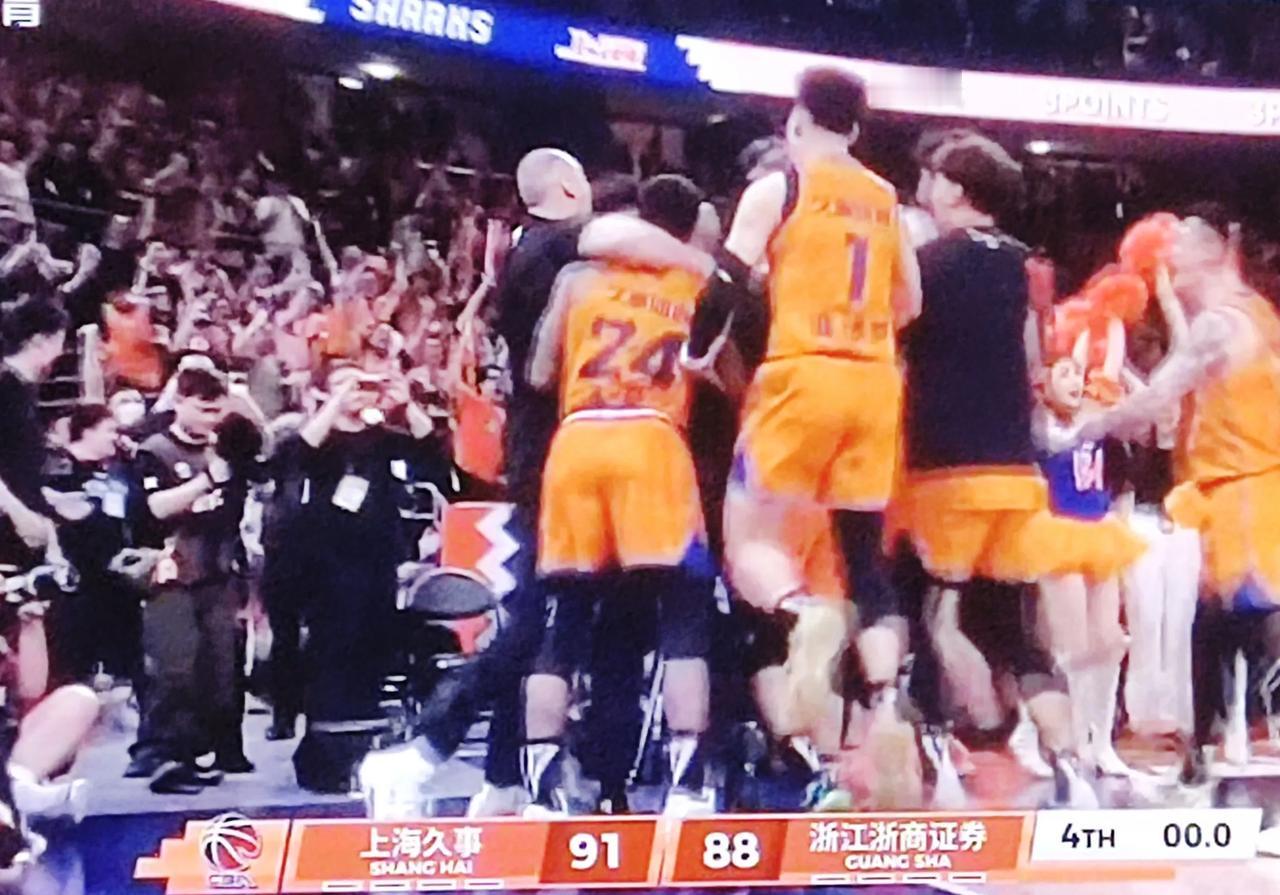 上海91-88险胜广厦，系列赛大比分来到2-0，形势不错。这场比赛险象环生，双
