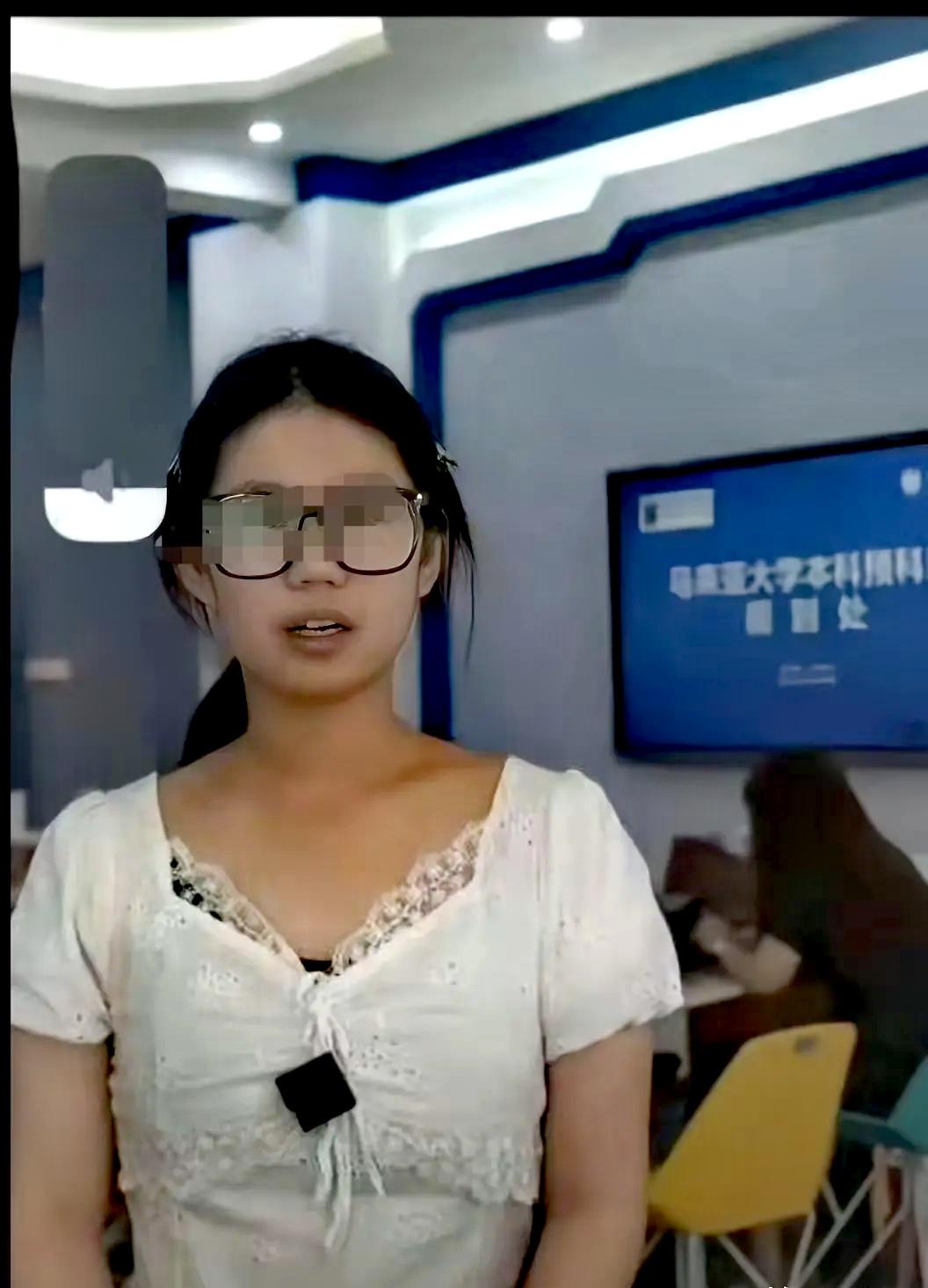 越扒越有料，轻松熊原来是个出国留学生，听说现在她的事迹已经被传到国外的大学去了，