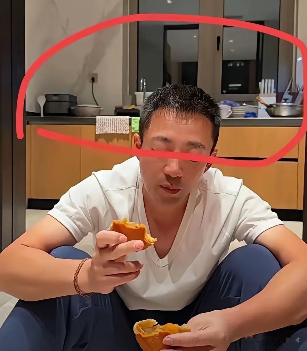 哈哈哈汪公子肯定做梦也想不到自己只是在家拍了个拆箱月饼的视频居然被