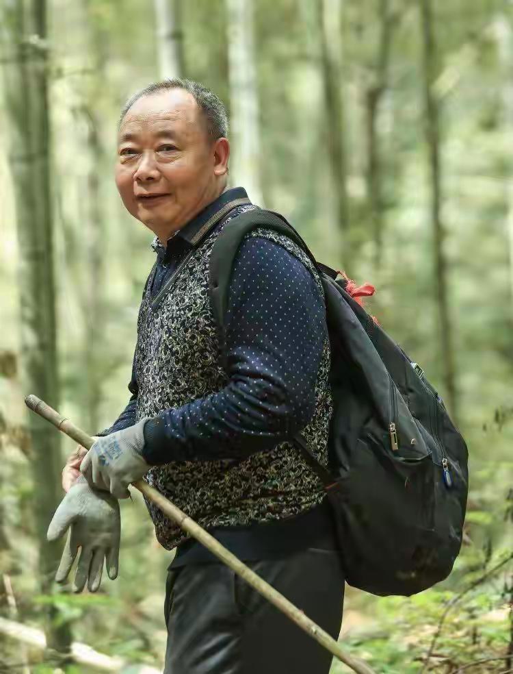 重庆长寿区，一个63岁的父亲，扛着一把镰刀进了山。他女儿喜欢徒步。前阵子女儿