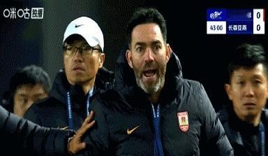 一年半合同签了，要么保级成功继续干，要么就只能去中甲再就业了。苏亚雷斯这回是
