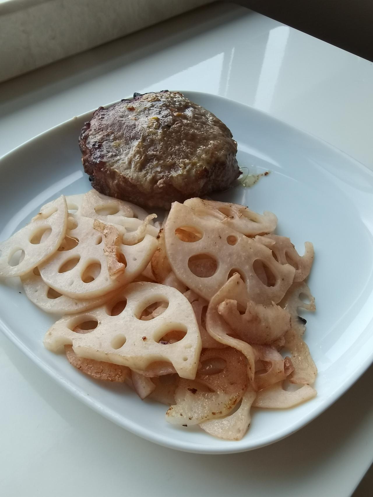 【星期一早餐打卡】自制牛肉饼、清炒莲藕、韭菜鸡蛋饼、牛奶咖啡【今日小感悟