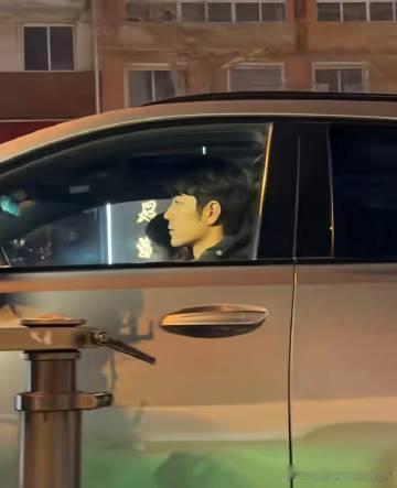 吃米线偶遇肖战网友吃米线偶遇肖战羡慕网友的神仙运气，吃米线都能偶遇肖战！他本人比