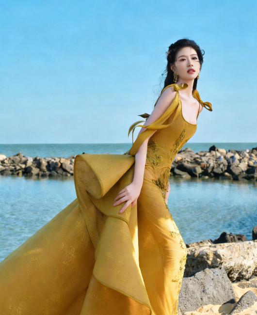 被林允照片刷屏了啊。不是那种温吞水的好看，是带点“攻击性”的美，直接往你眼睛里撞