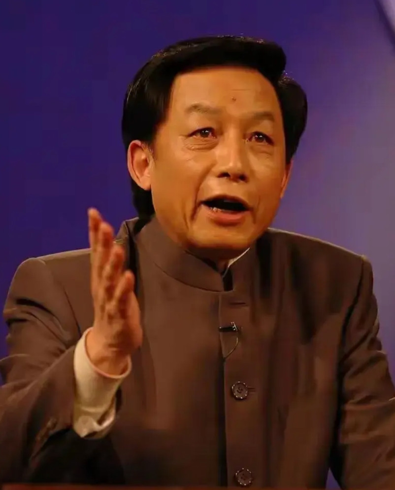 武大“性骚扰”案，让我想到了一个人，易中天教授。十年武大教学生涯，他的课场场爆