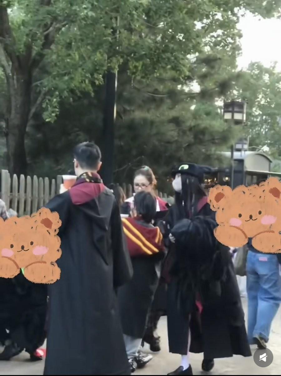 10月4日，Angelababy与儿子小海绵在北京环球影城被偶遇，Angela