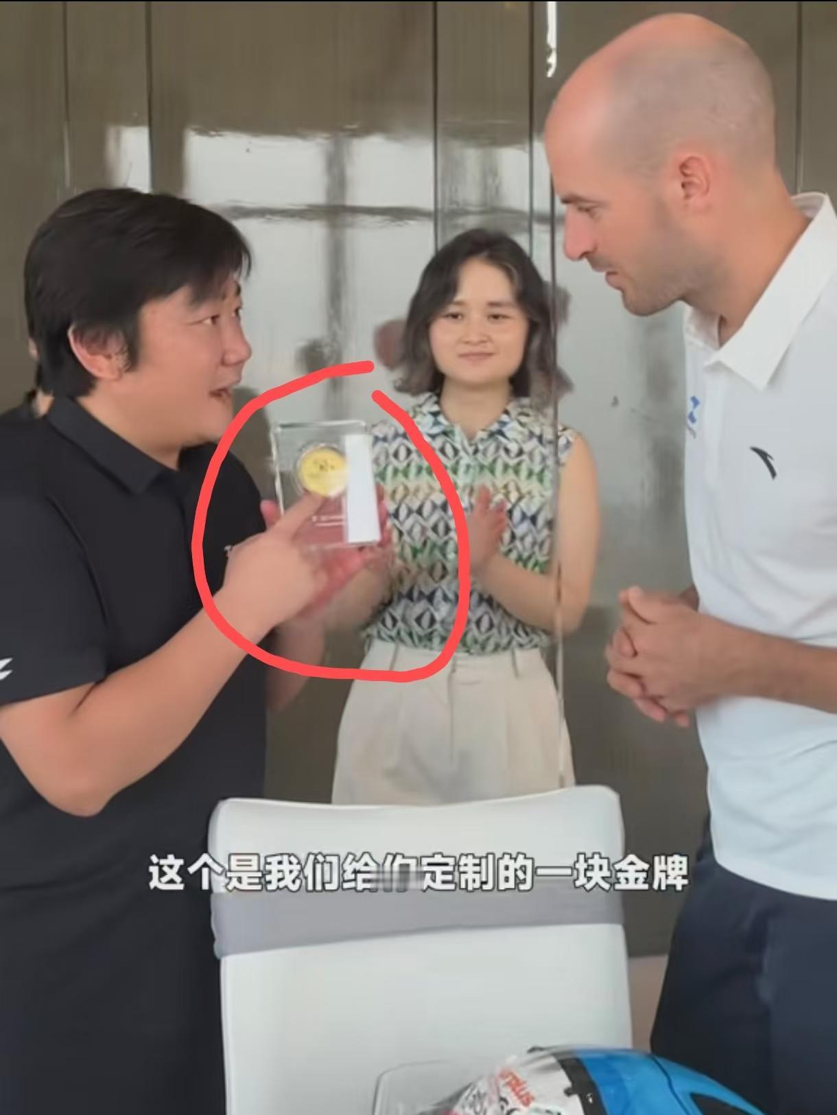 德比斯去重庆见张雪赚大了，因为张雪送给了他一块重34克的纯金纪念牌，算下来价值3