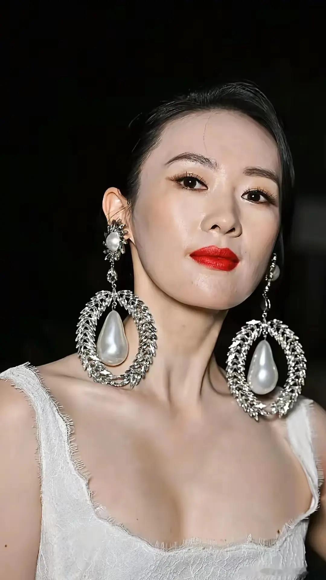 章子怡这耳环看着好疼，大家觉得还谁能驾驭这幅耳环？​​​