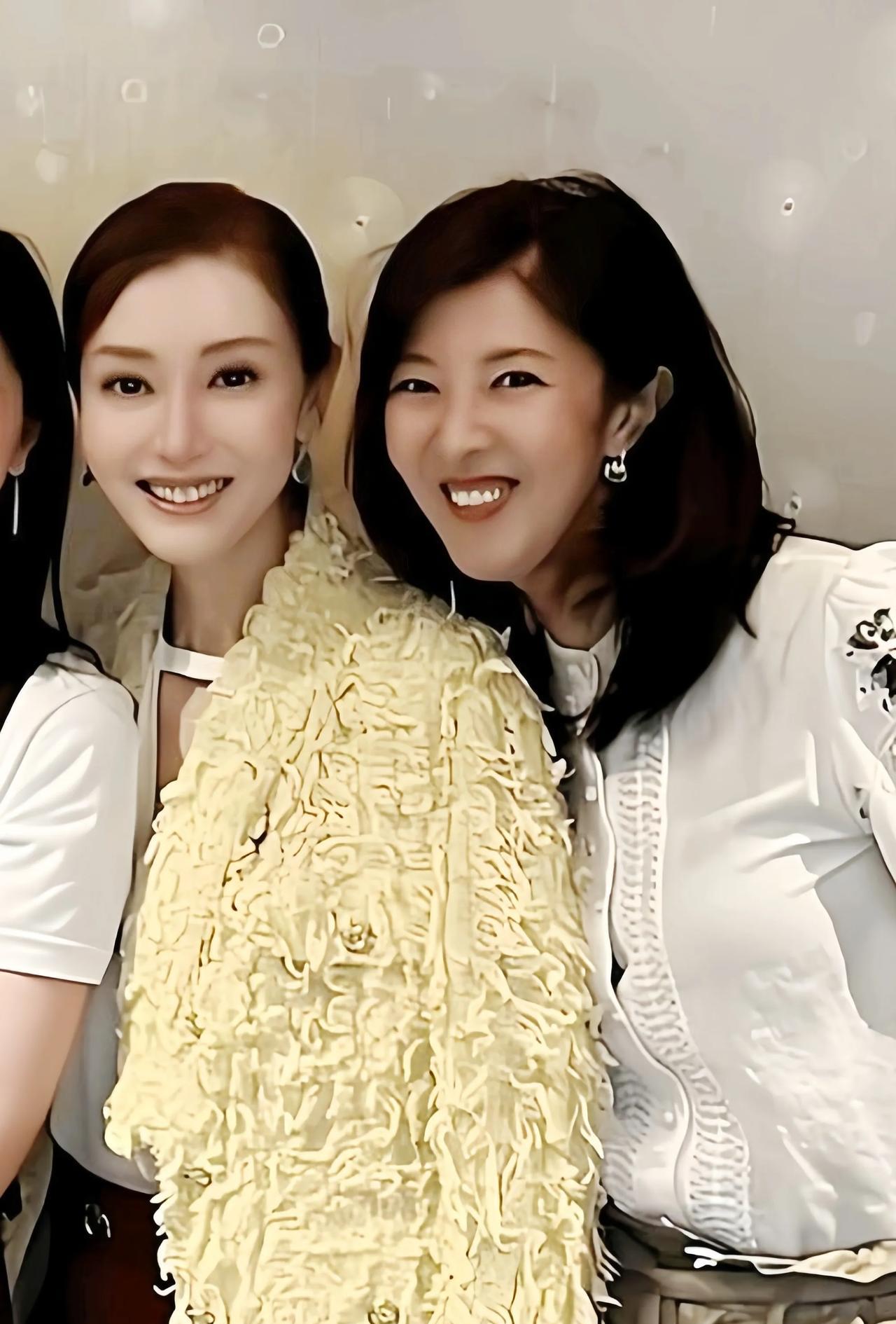 不得不说李嘉欣真的是只遗传了父母的优点，因为她比她姐姐真的是漂亮太多了，她的姐姐