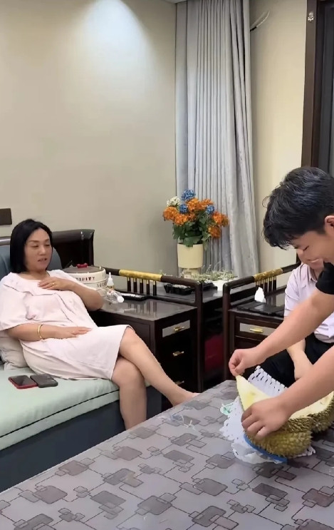 解清帅说他妈妈抑郁症复发了，家里资金遇到困难了，哥哥也挺困难的。再看看人家发