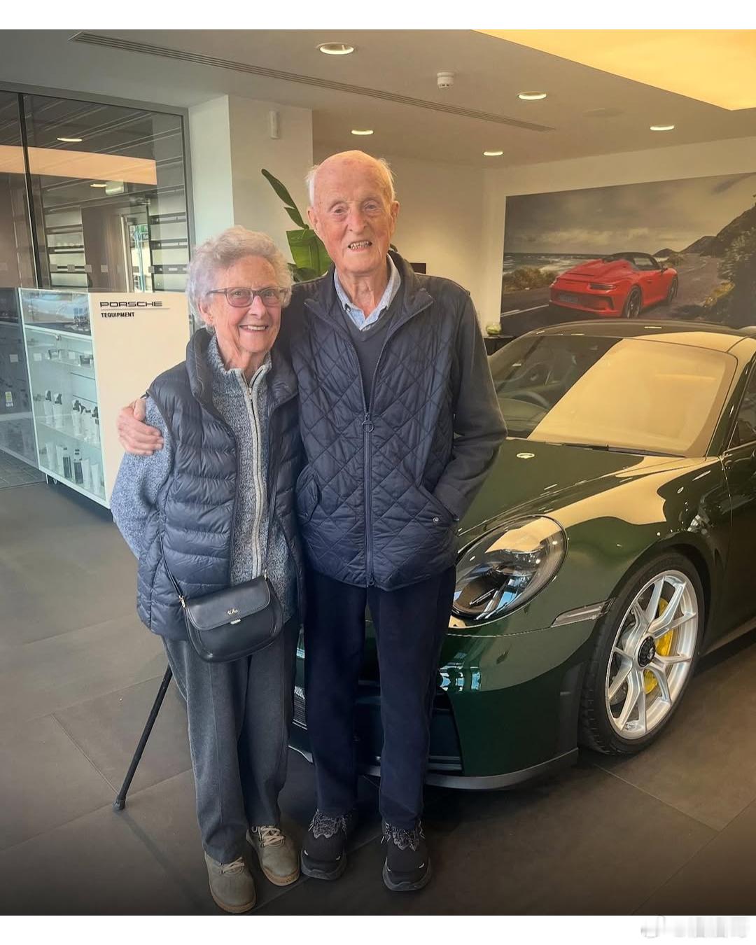 92岁的埃文斯夫妇购入一辆保时捷992GT3庆祝结婚70周年，老两口儿不留遗产