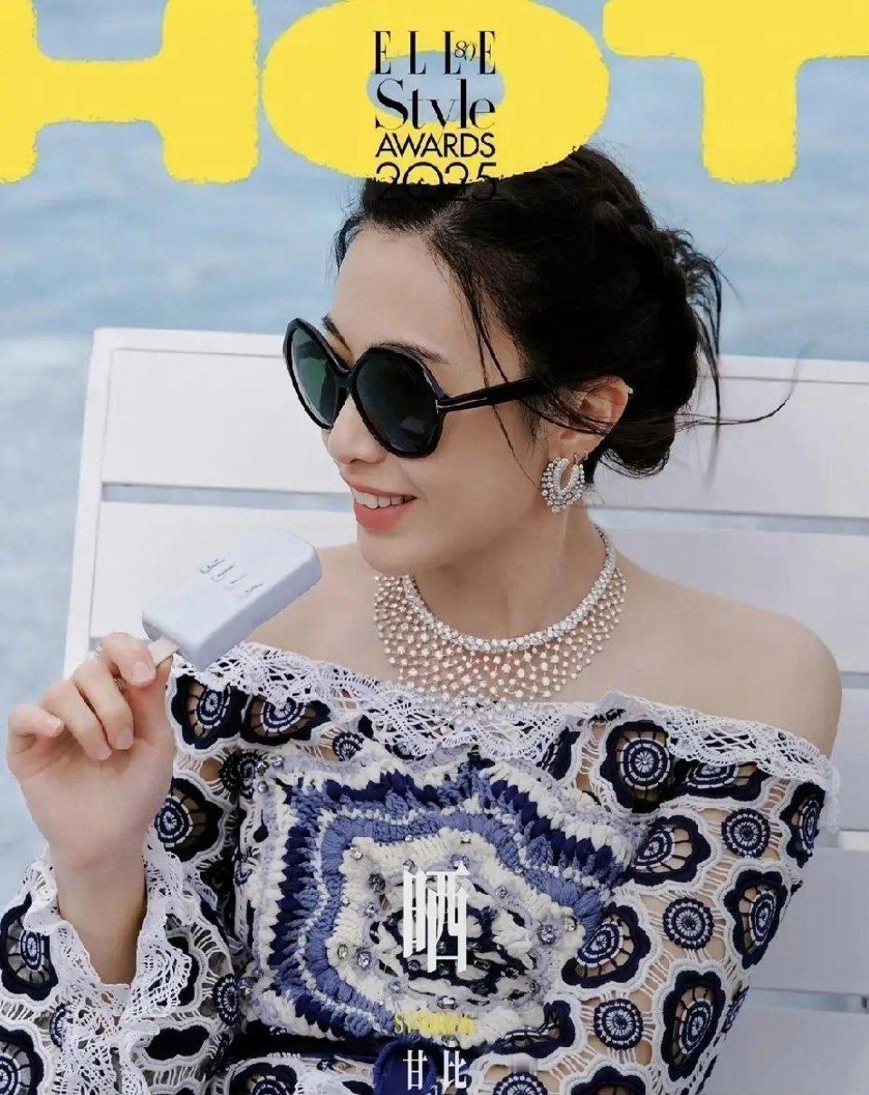 刘銮雄娇妻甘比，拍泳池写真，财气养人，她现在越来越年轻漂亮！