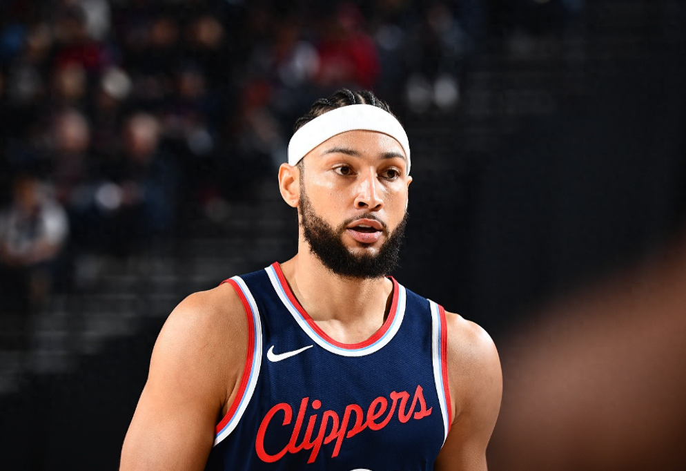 ClutchPoints名记BrettSiegel在与网友互动时谈到了本-西蒙