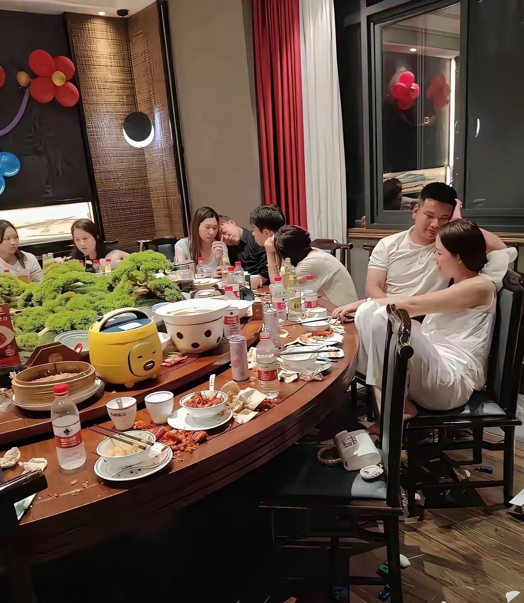 这张照片让我们这些单身的人情何以堪，还是有女朋友的幸福。吃个饭还要秀恩爱，真的受
