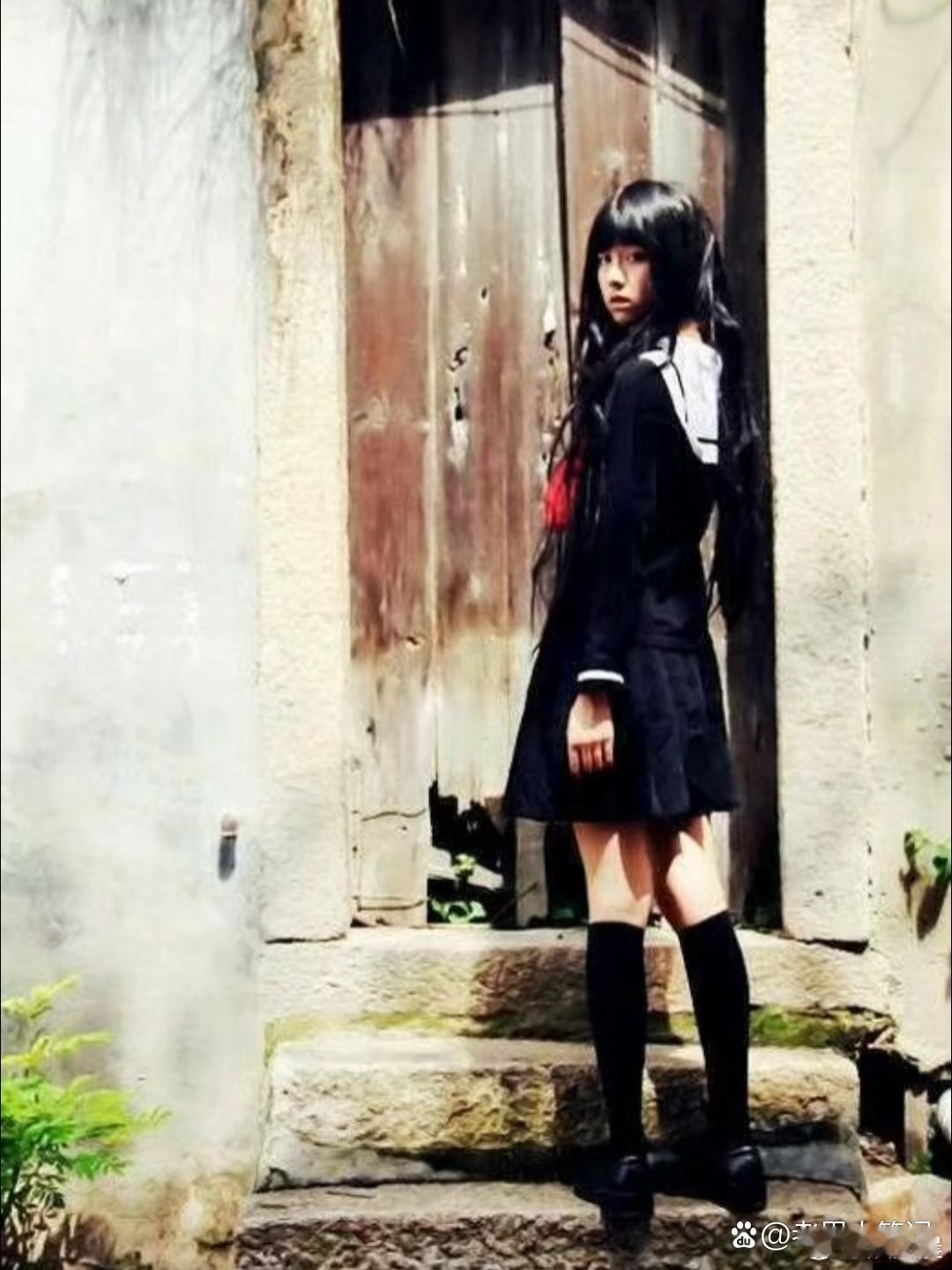 谁能忘得了陈都灵当年的模样！一身少女学妹装扮，眉眼间灵气十足，瞬间击中人心！