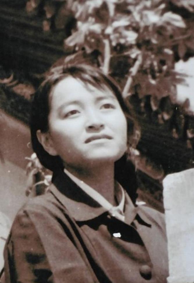 1995年，褚时健的掌上明珠褚映群被洛阳警方带走，4个月后，褚映群在狱中自杀身亡