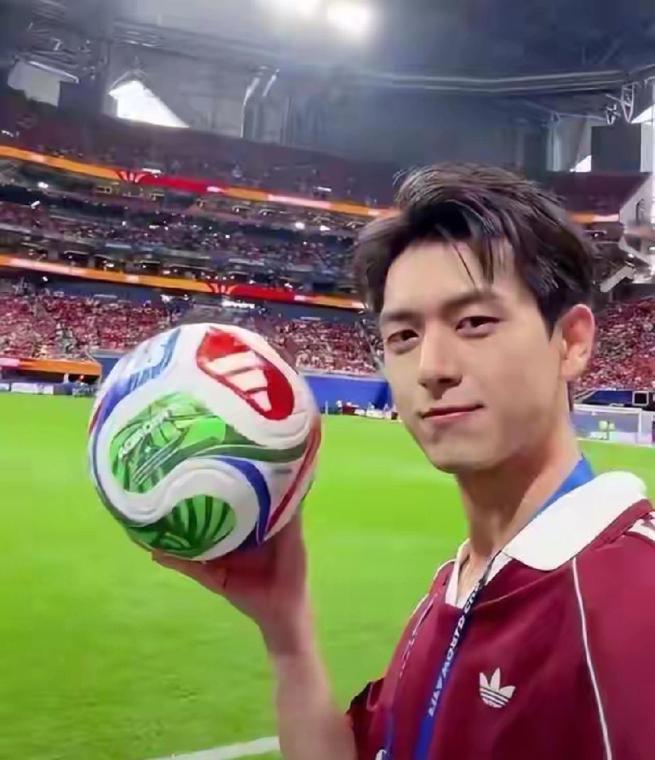 杨紫李现双双封神！顶流异性知己，多年情谊从不避嫌2026堪称杨紫