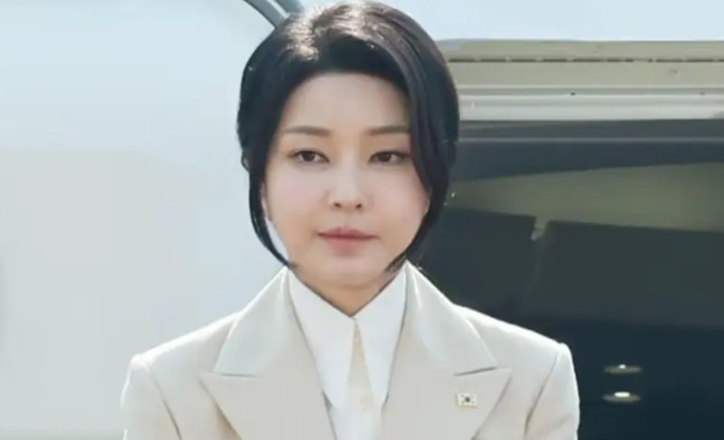 金建希在看守所只能睡地板？大惊小怪！韩国人本来就有睡榻榻米的习惯，而且她的单间配