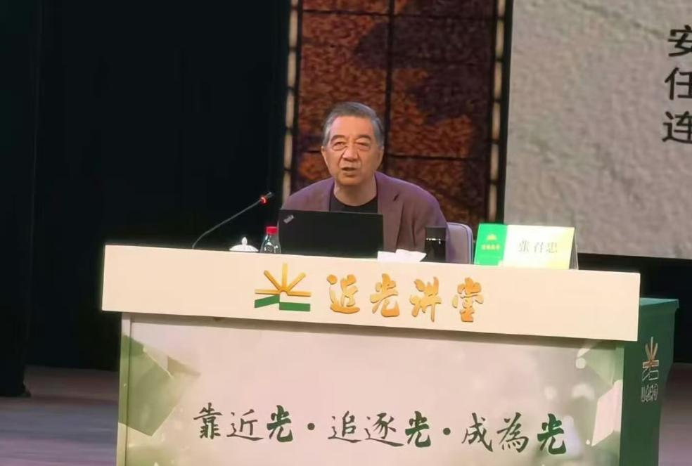 给大家看一眼局座张召忠的近照吧！头发已经变白了，脸上的皱纹也深了些。我说句玩笑话