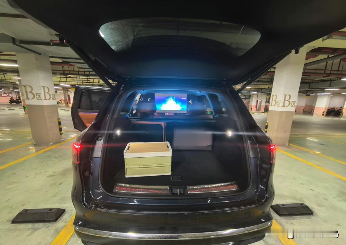 我在地下停车场停车，结果我发现有个绿灯，但是大家都不停，都开过去了再找…等我