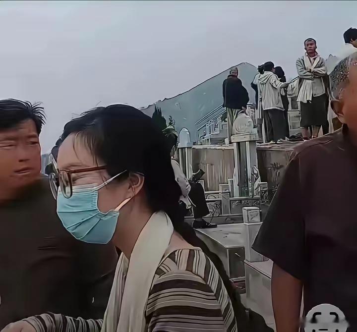 田静真的很会做人，自己是郭威的妻子，有亲婆婆，有养婆婆，结婚的时候是郭希宽杜新枝
