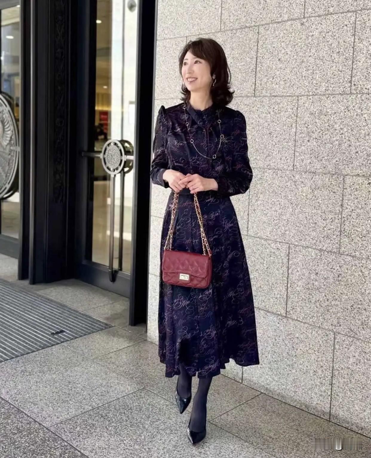 50岁以后，女人还能漂亮吗穿着得体，选择适合自己的风格。
