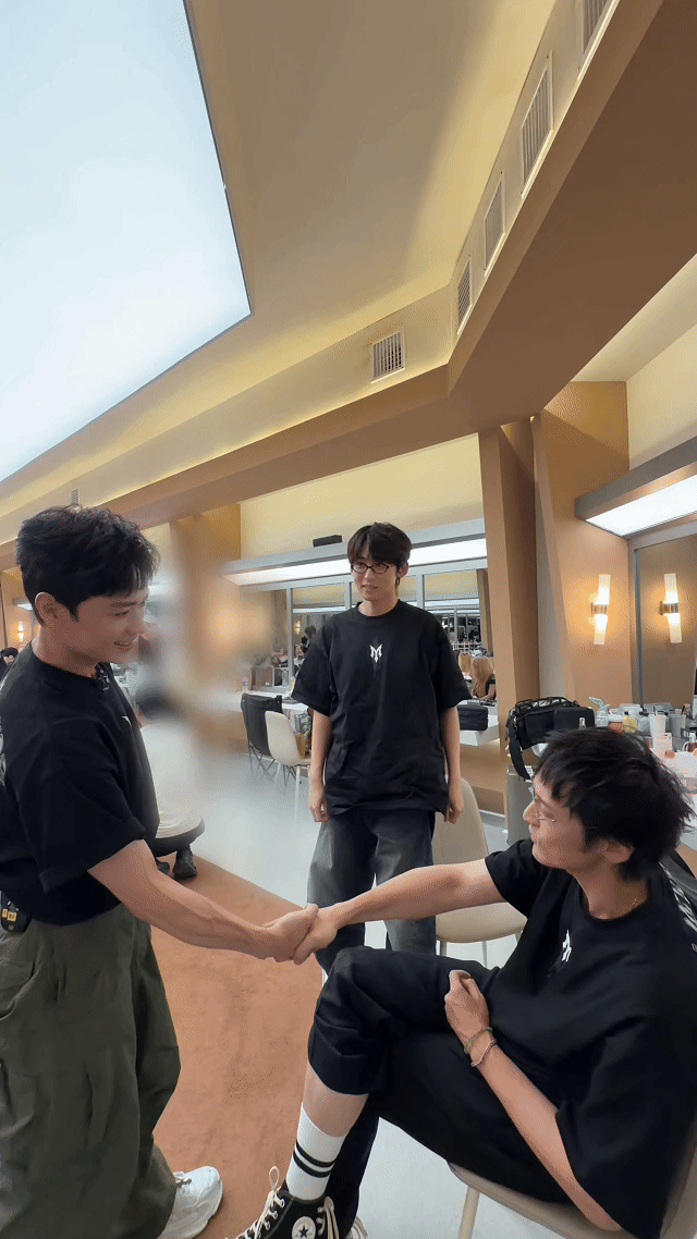 王传君喊曹骏囡囡以前还觉得王传君是那种特别严肃的演员，结果碰到老乡直接切换上海
