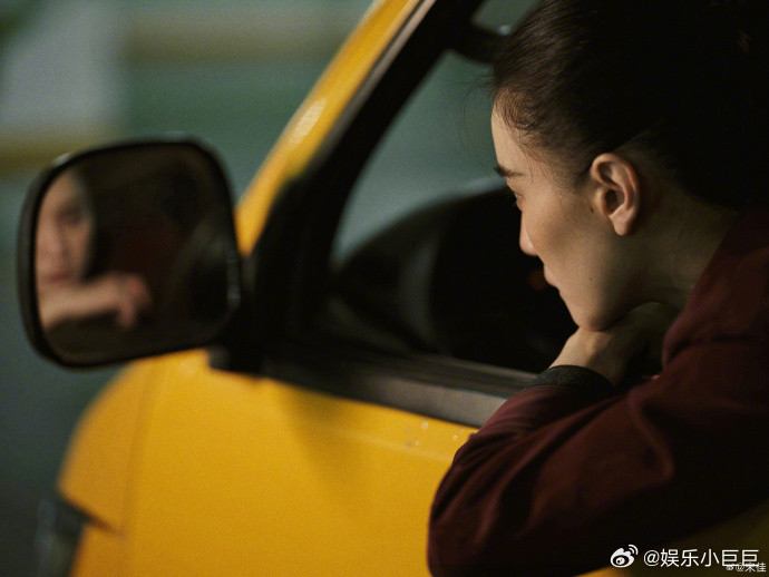 宋佳公路片女主照进现实宋佳在《轻于鸿毛》首映，带来片中的黄色面包车，深红夹克穿