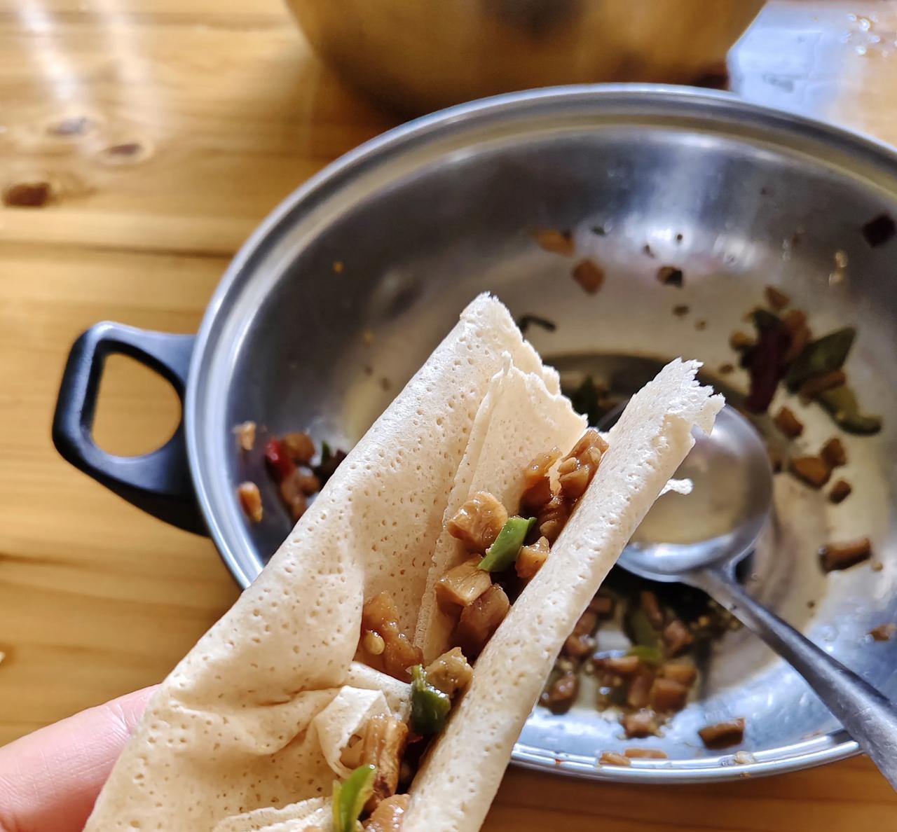 刚刚，来公司食堂吃午饭，正赶上老板也过来打菜。看到老板过来，我赶紧让老板先打菜