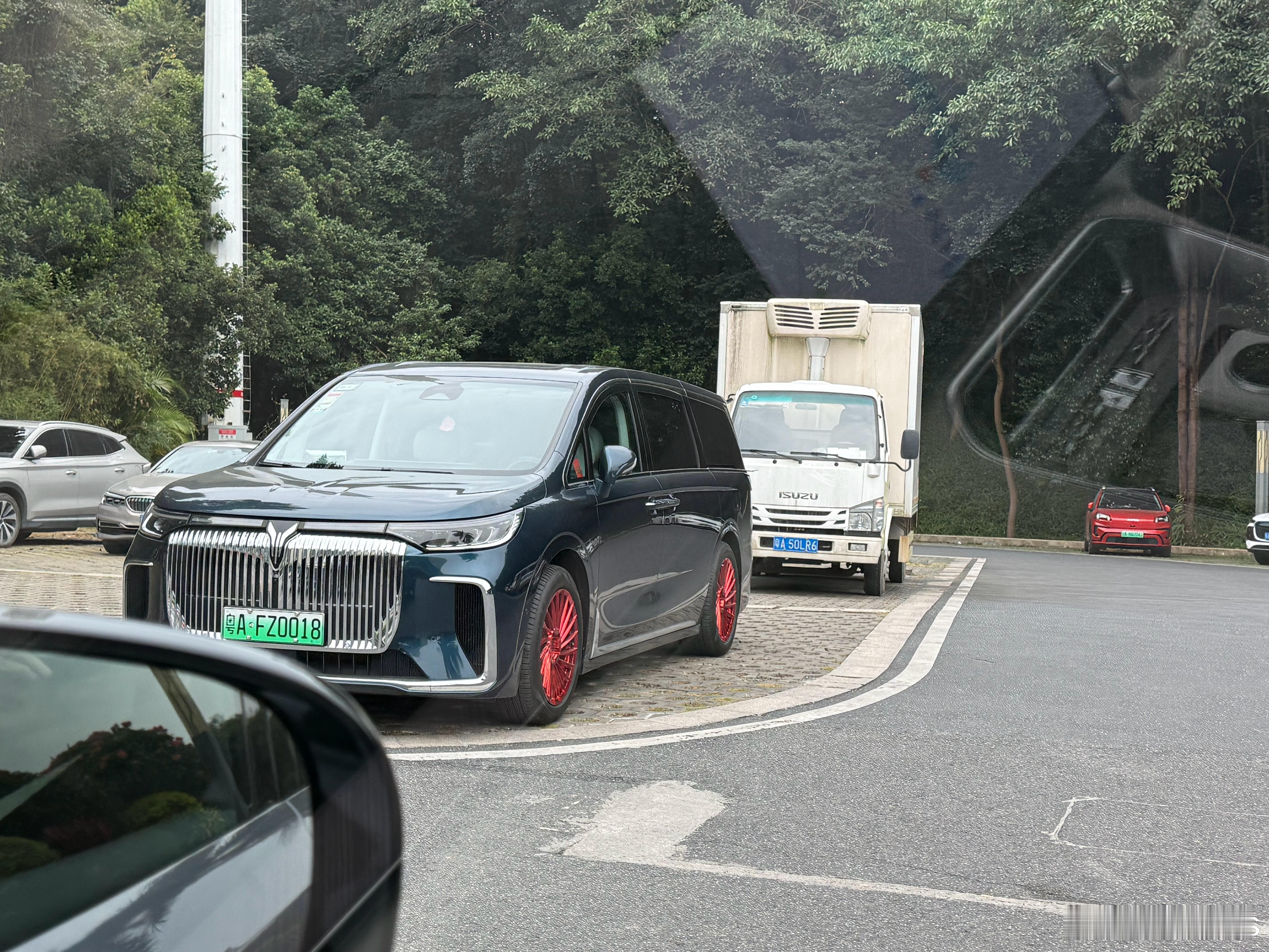 有红ling就有只棠，仲要停出入口最显眼的位，污染所有人的眼睛！